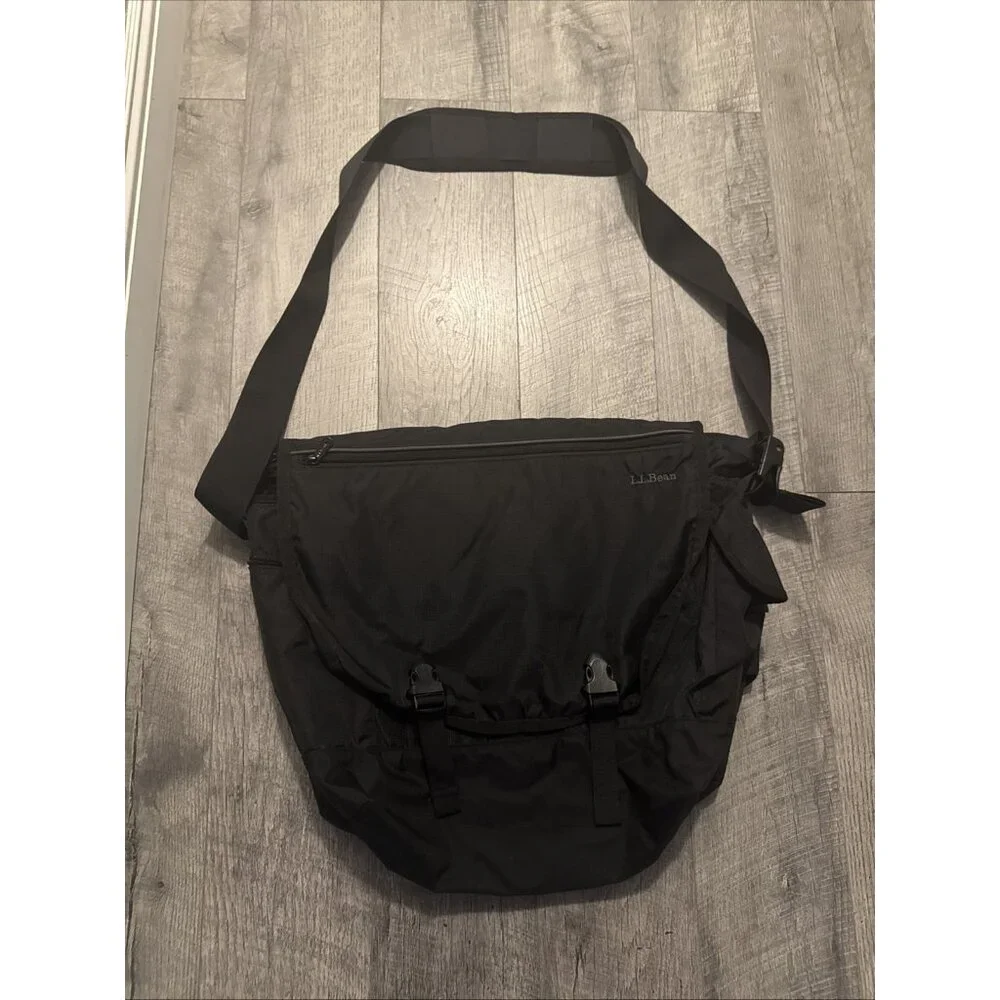 LL Bean Messenger Bag Mens Nylon Black Flap Laptop Carrying Buckle Travel LARGE